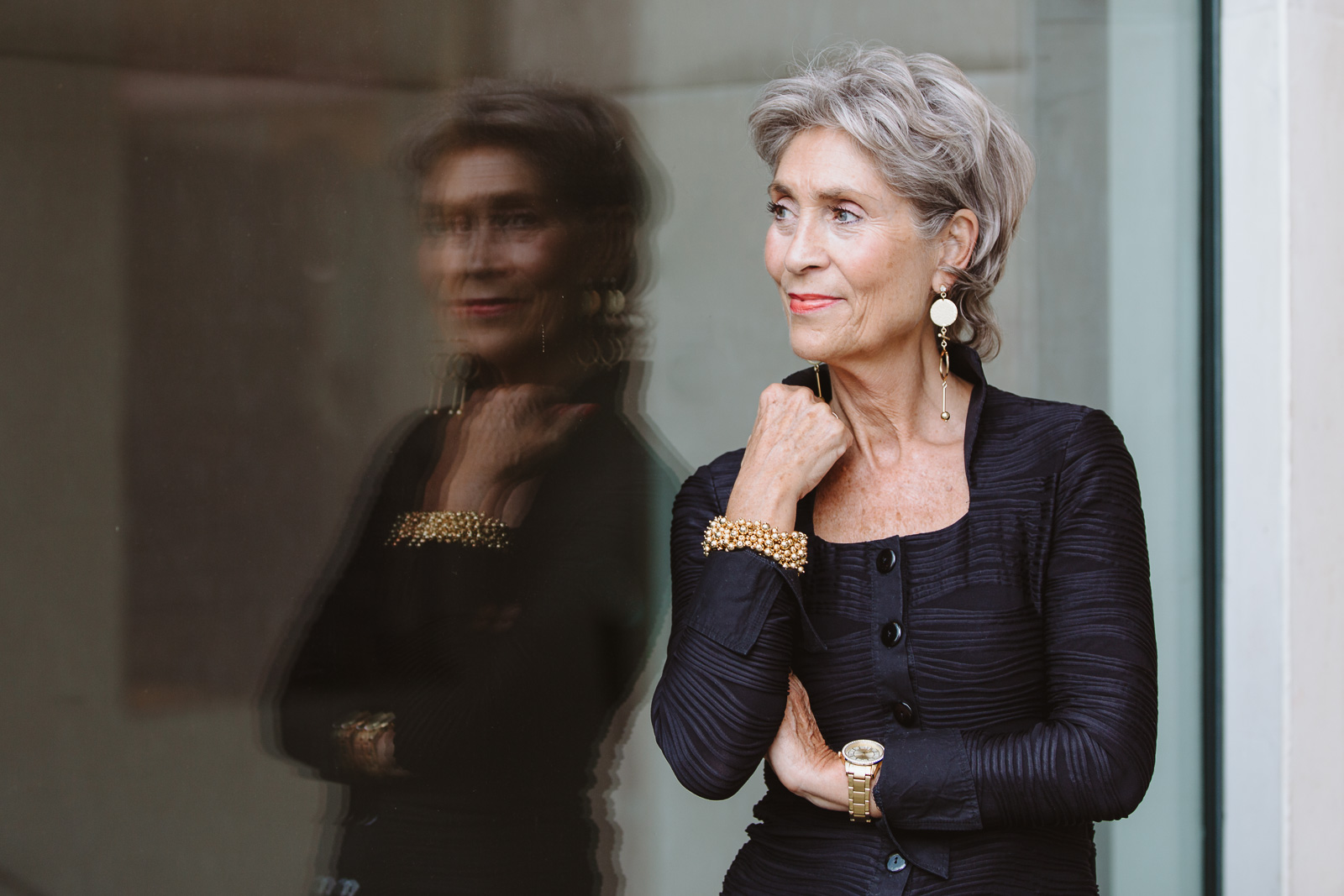Unternehmerin Dr. Ulrike Lucassen spiegelt sich im Fenster - Businessporträt Bernadett Yehdou - Fotografin Bonn