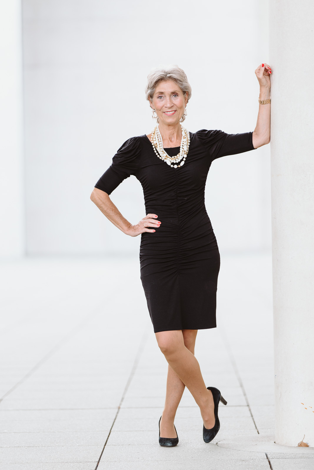 Unternehmerin Dr. Ulrike Lucassen elegant an Säule - Businessshooting mit Bernadett Yehdou - Fotografin Bonn