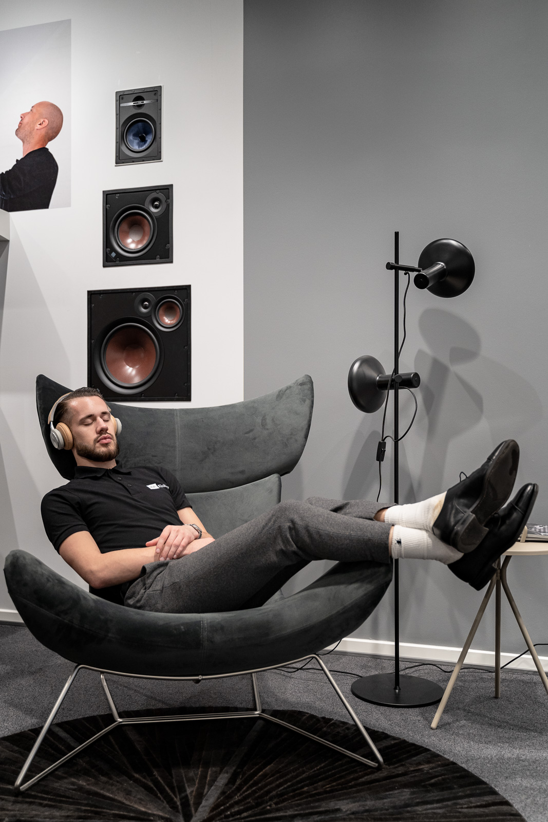 Magazinfotografie - Hifi Klubben in Bonn -Mann mit Kopfhörer liegt im Sessel