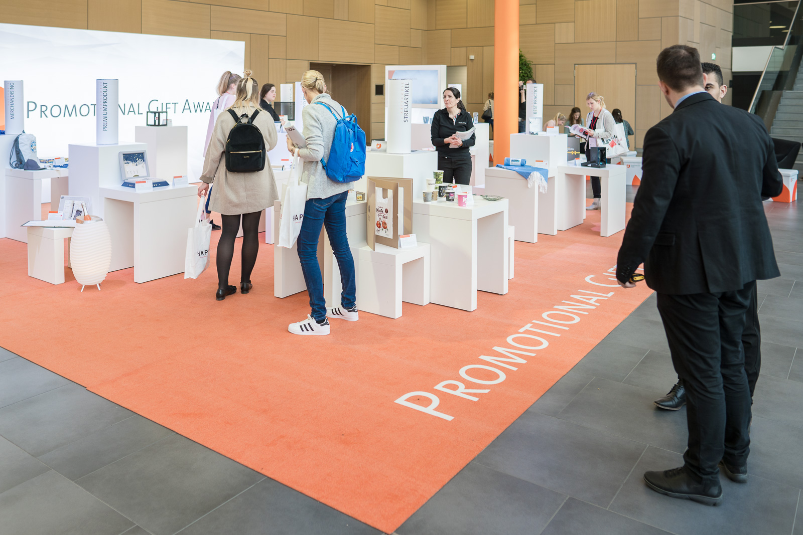 Messefotografie - Haptica - Bonn - Veranstalter WA Media - Gäste schauen sich die neuesten Innovationen an