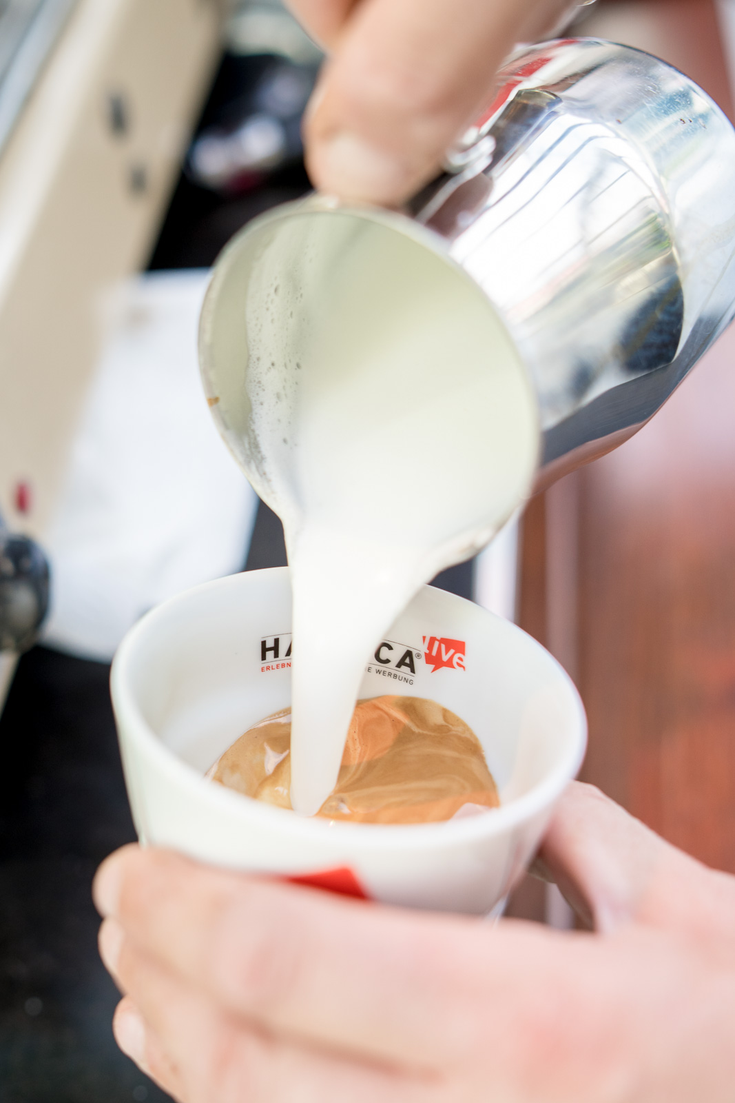 Reportagefotografie - Haptica - Bonn - Kaffee wird für die Gäste zubereitet