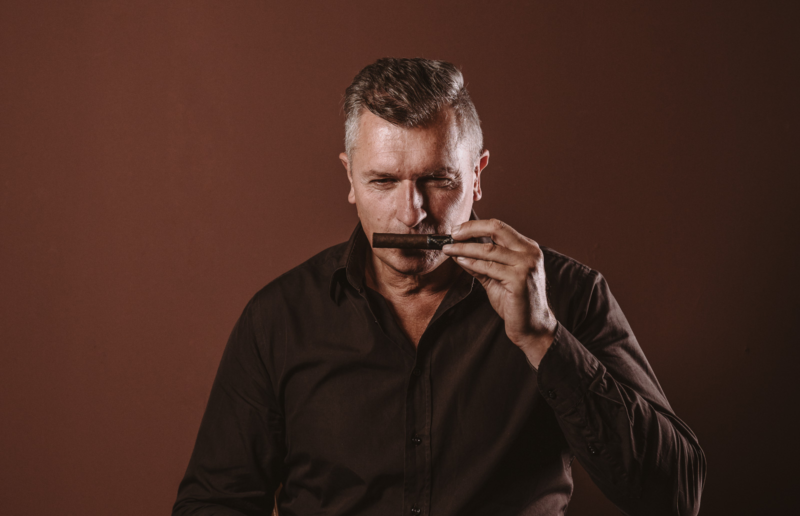 Porträtshooting - Gilbert Köhne vom Konzeptstore Herzblut riecht an Zigarre