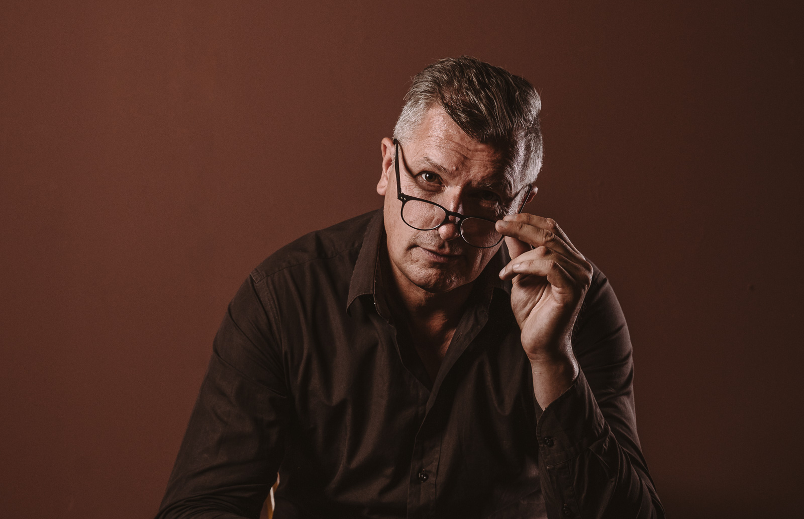 Porträtshooting - Gilbert Köhne vom Konzeptstore Herzblut nimmt seine Brille ab