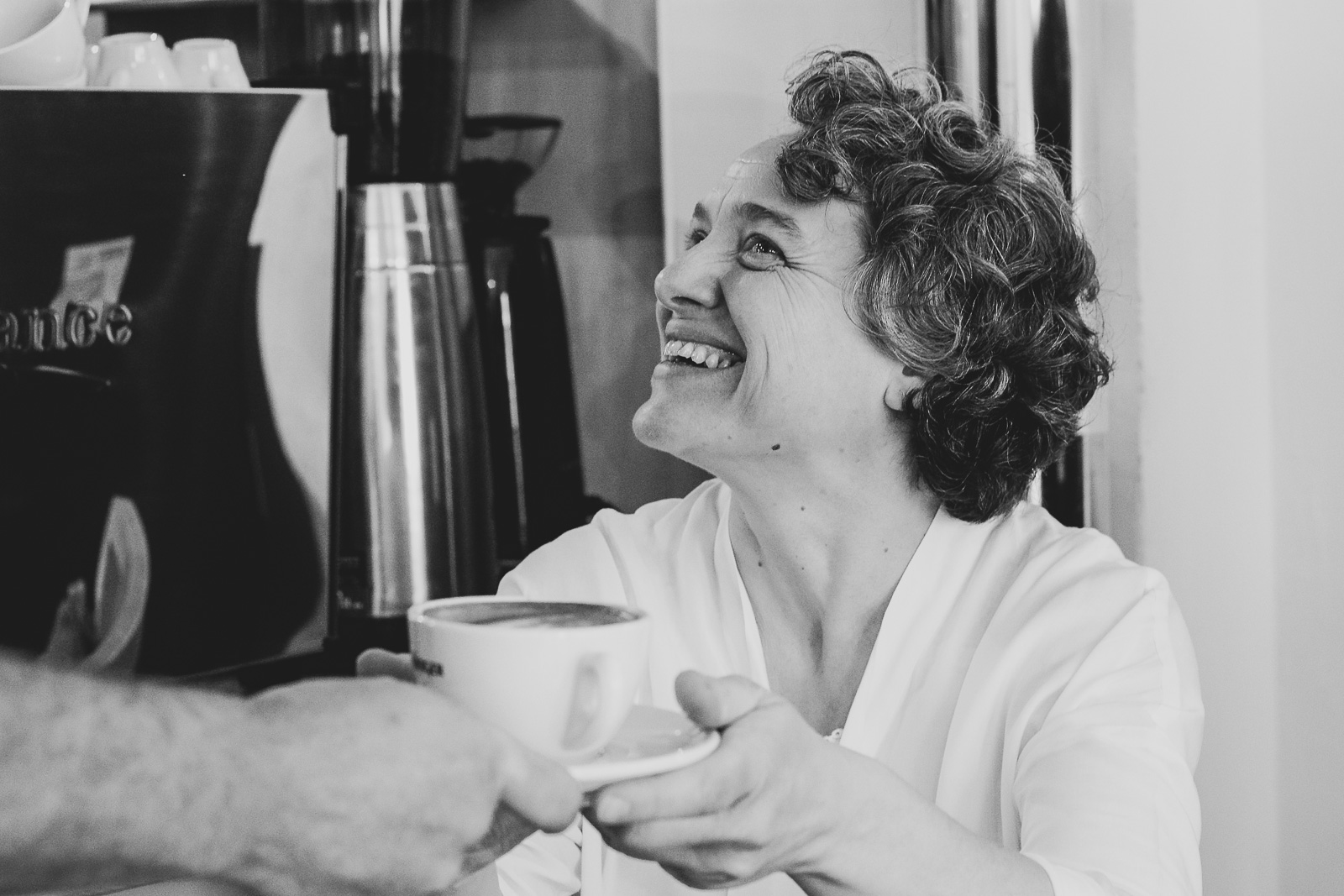 Frau freut sich über duftenden Kaffee
