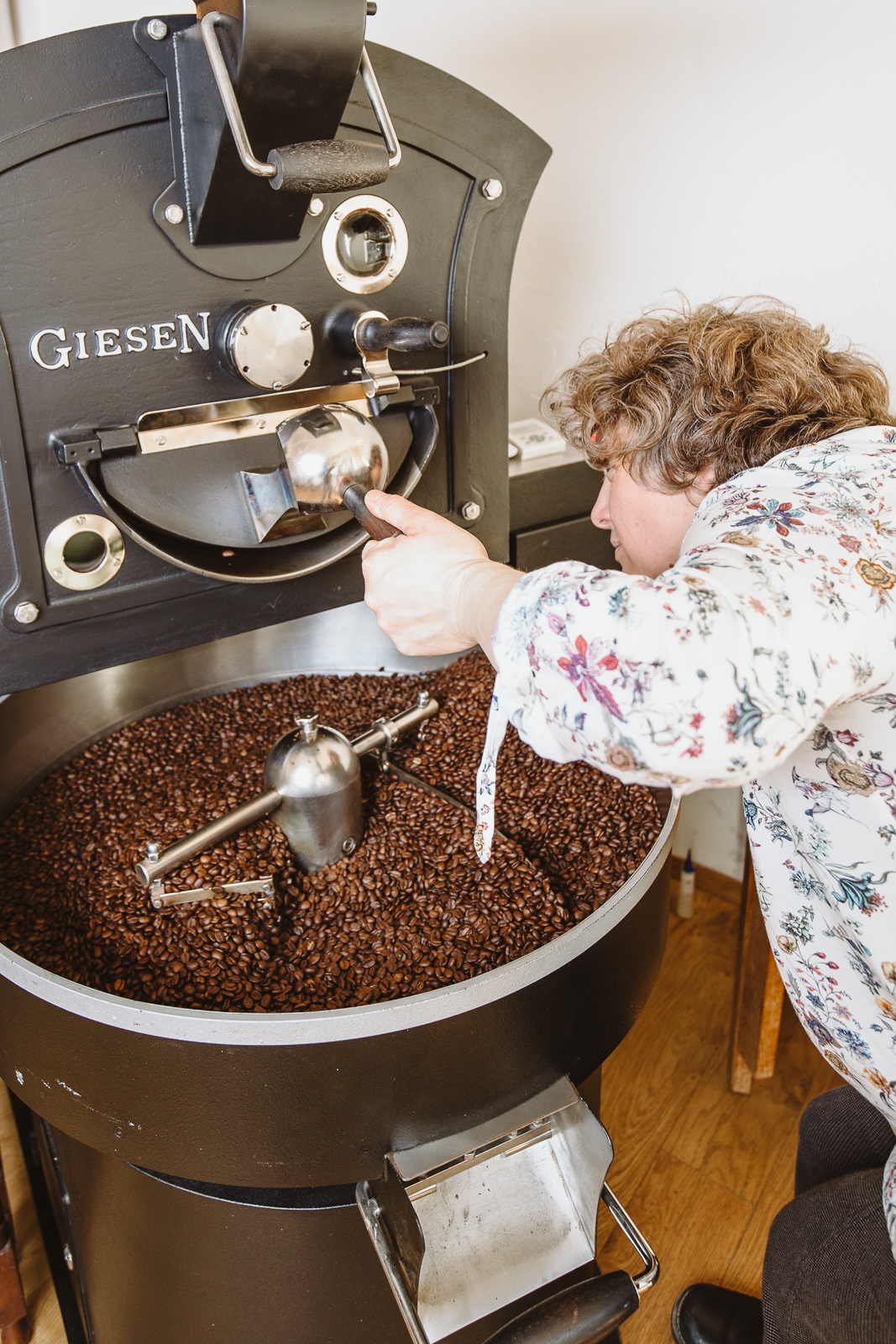 Kaffeerösterin an Röstmaschine - Unternehmensfotograf Bernadett Yehdou