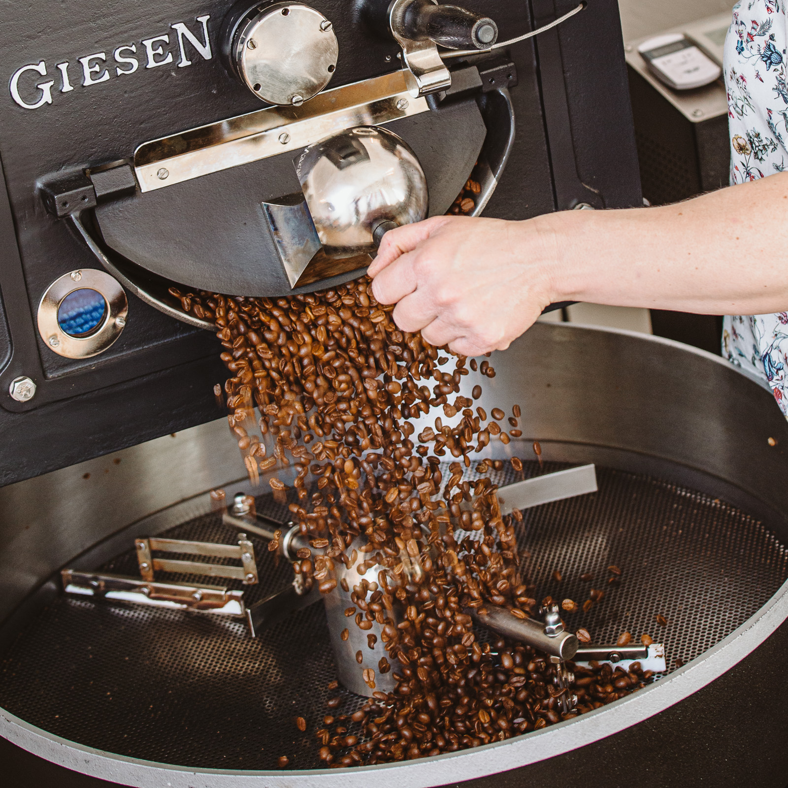Kaffeebohnen fallen aus Maschine - Unternehmensfotograf Bernadett Yehdou