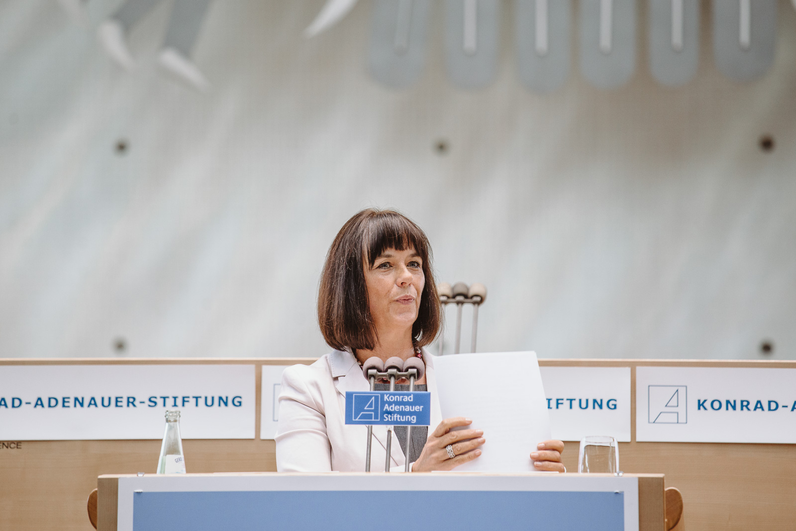 Konferenzfotografie - Frau auf Podium - Wasserwerkgespräch der Konrad-Adenauer-Stifung