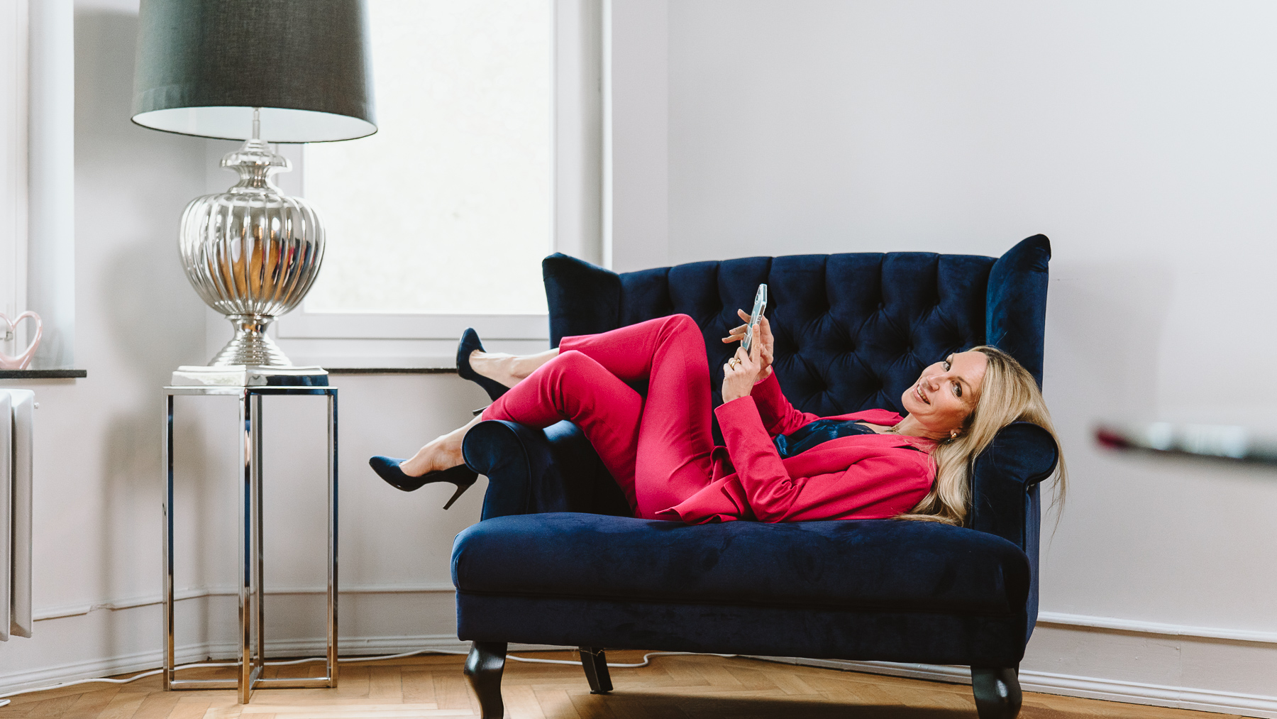 Ausdrucksstarkes Frauenporträt in eleganter Wohnvilla