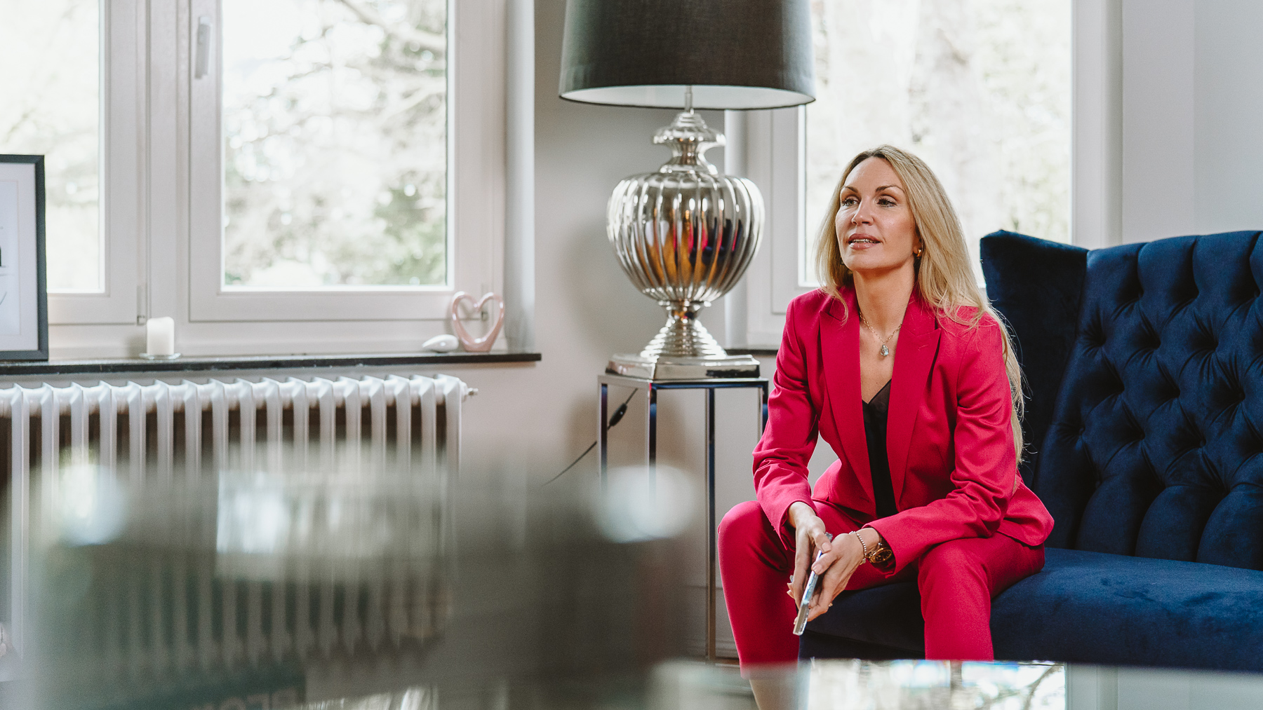 Ausdrucksstarkes Frauenporträt in eleganter Wohnvilla