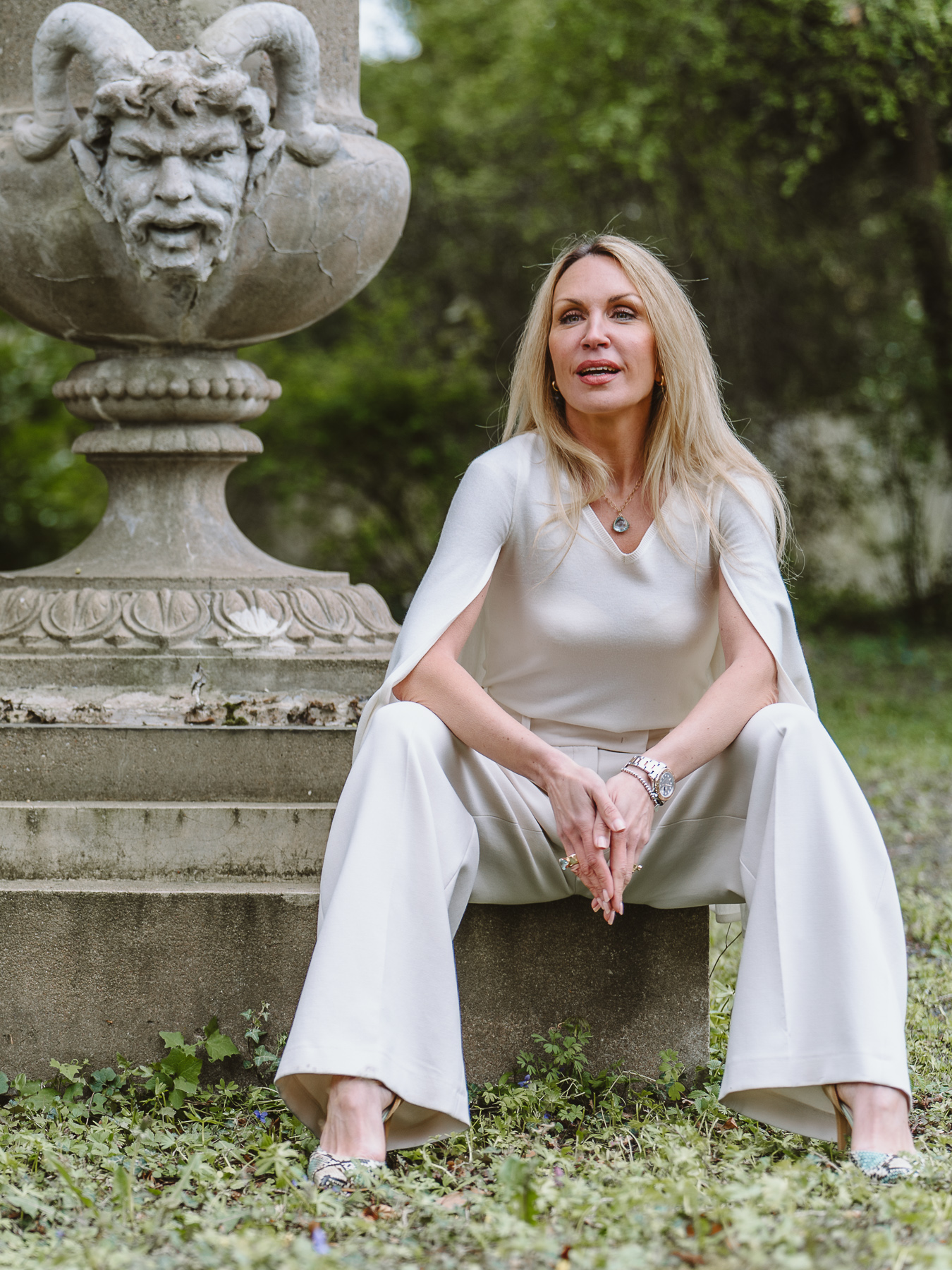 Ausdrucksstarkes Frauenporträt in eleganter Wohnvilla