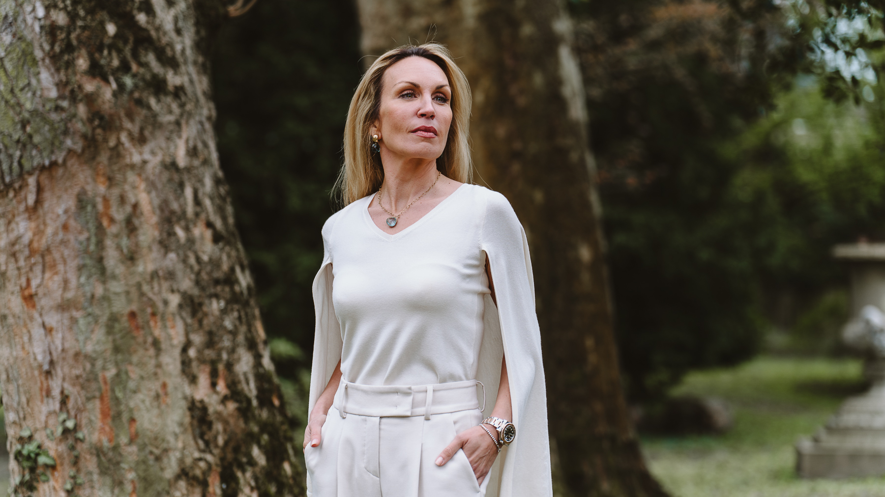 Ausdrucksstarkes Frauenporträt in eleganter Wohnvilla