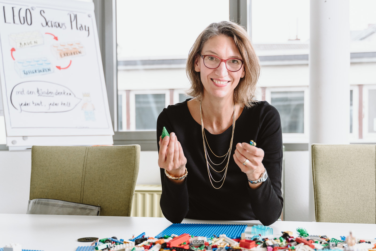 Coach im Seminar mit Legobausteinen - Businessporträts Fotograf Bonn