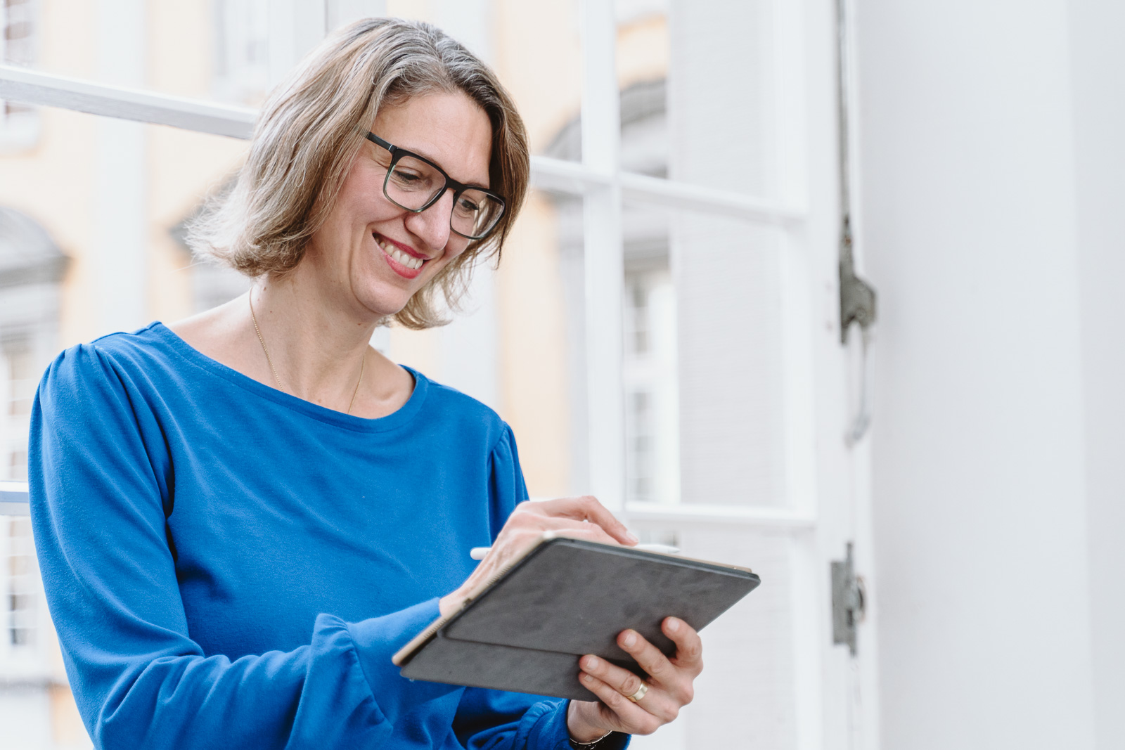 Coach arbeitet am ipad - Businessporträts Fotograf Bonn