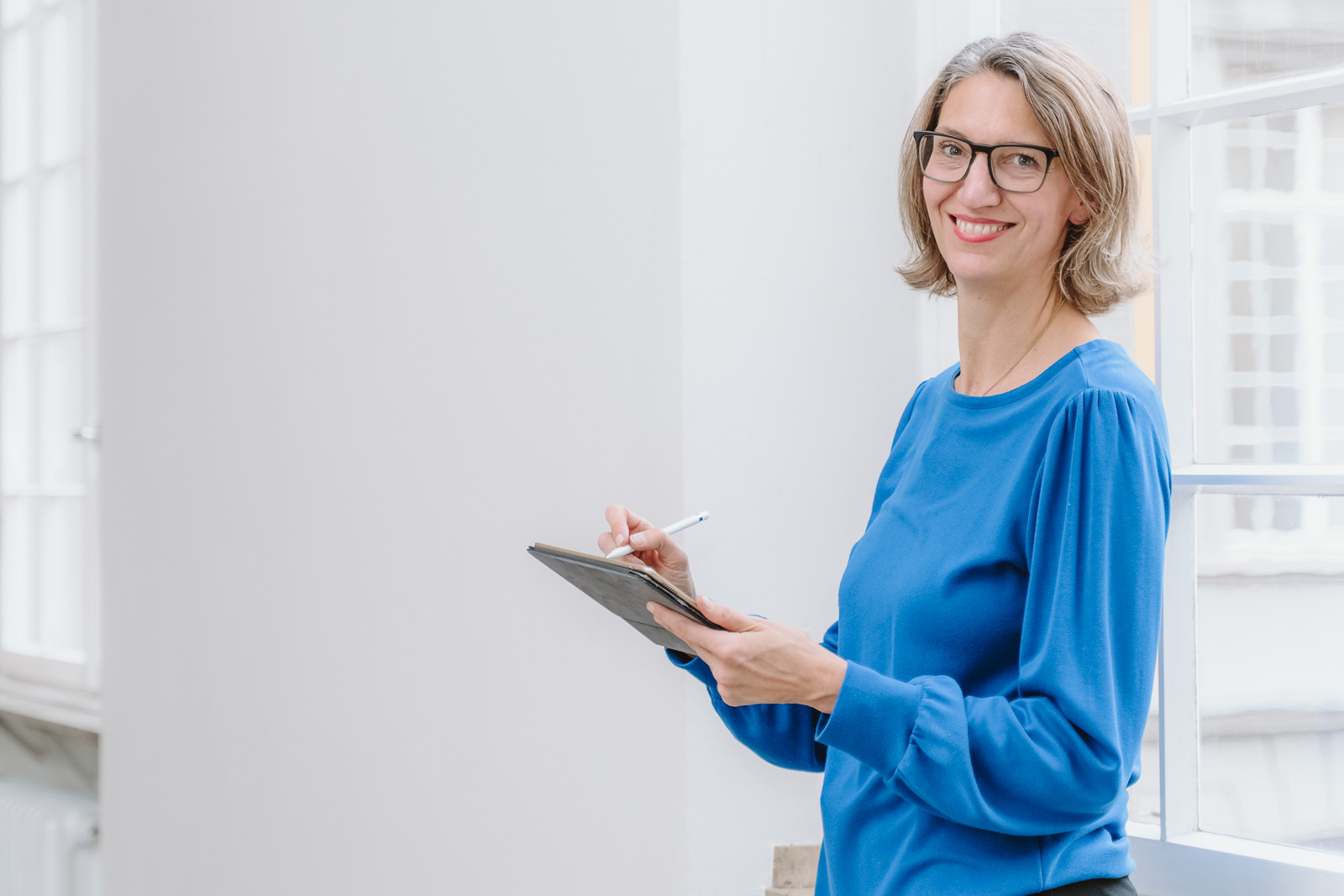 Frau arbeitet am ipad - Businessporträts Fotograf Bonn