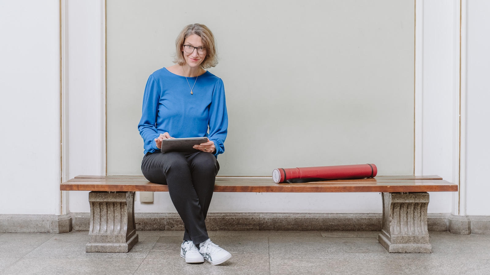 Frau sitzt auf Bank - Businessporträts Fotograf Bonn