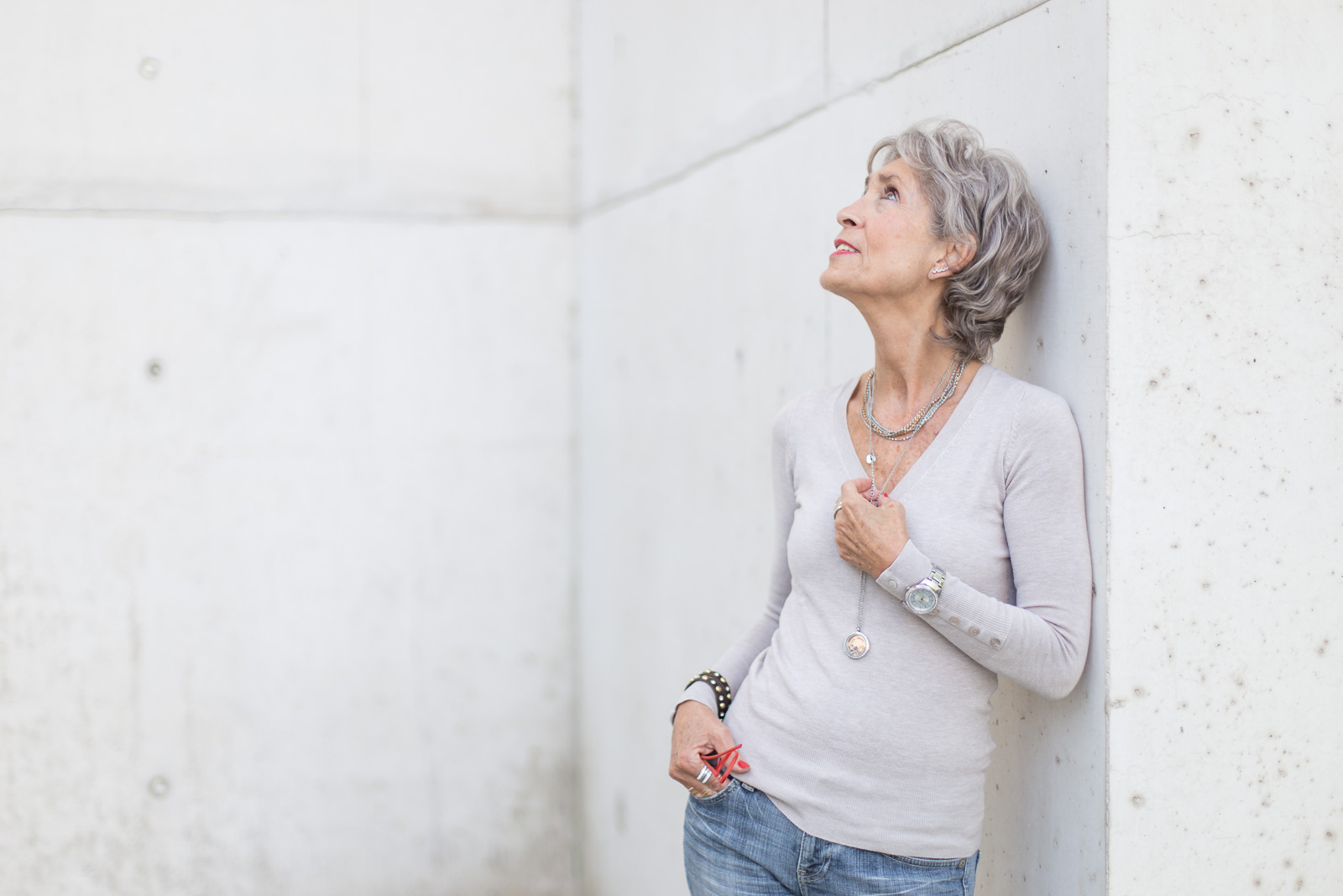 Unternehmerin Dr. Ulrike Lucassen schaut in den Himmel - Businessporträt Bernadett Yehdou - Fotografin Bonn