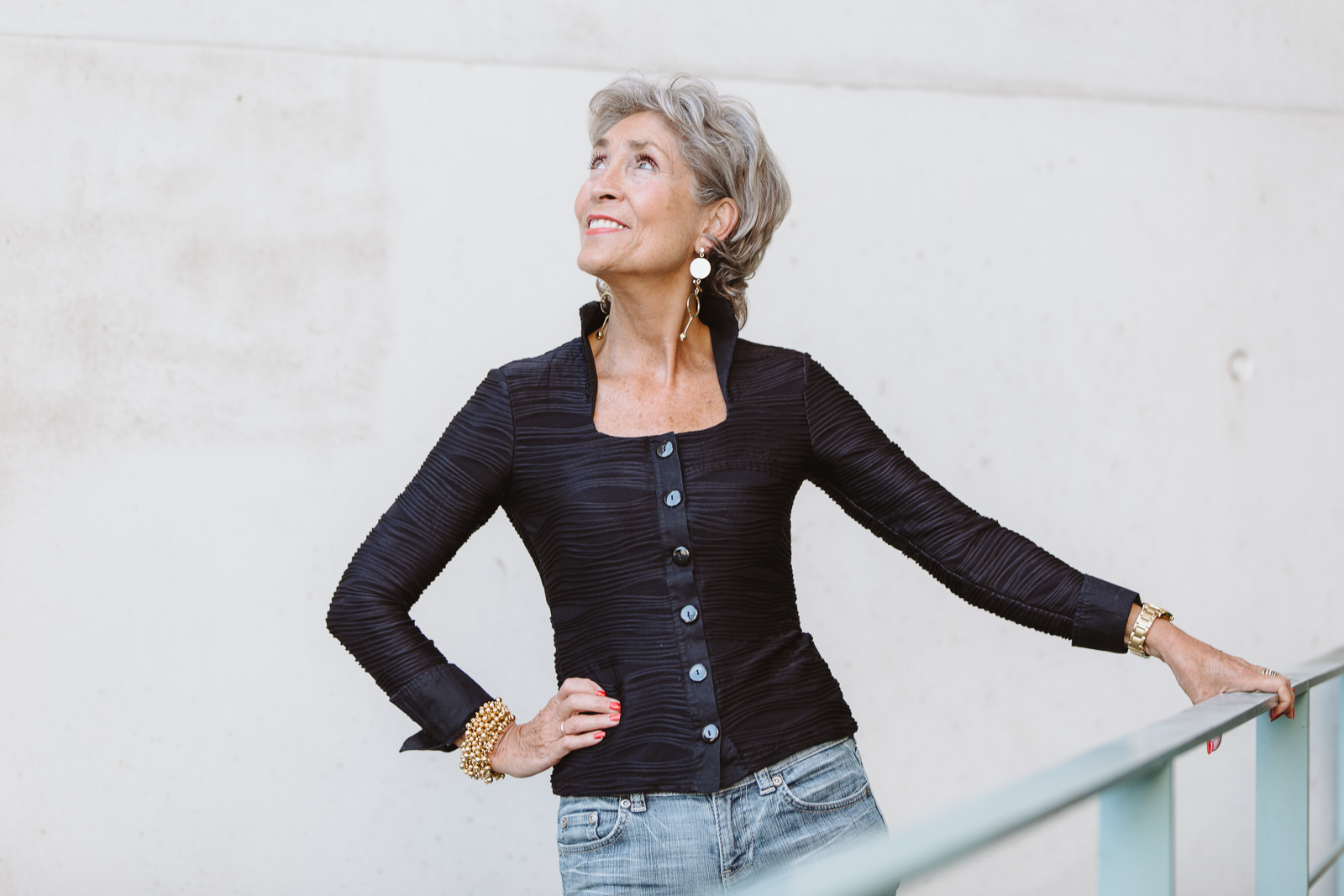 Unternehmerin Dr. Ulrike Lucassen hält sich am Geänder fest - Businessporträt Bernadett Yehdou - Fotografin Bonn