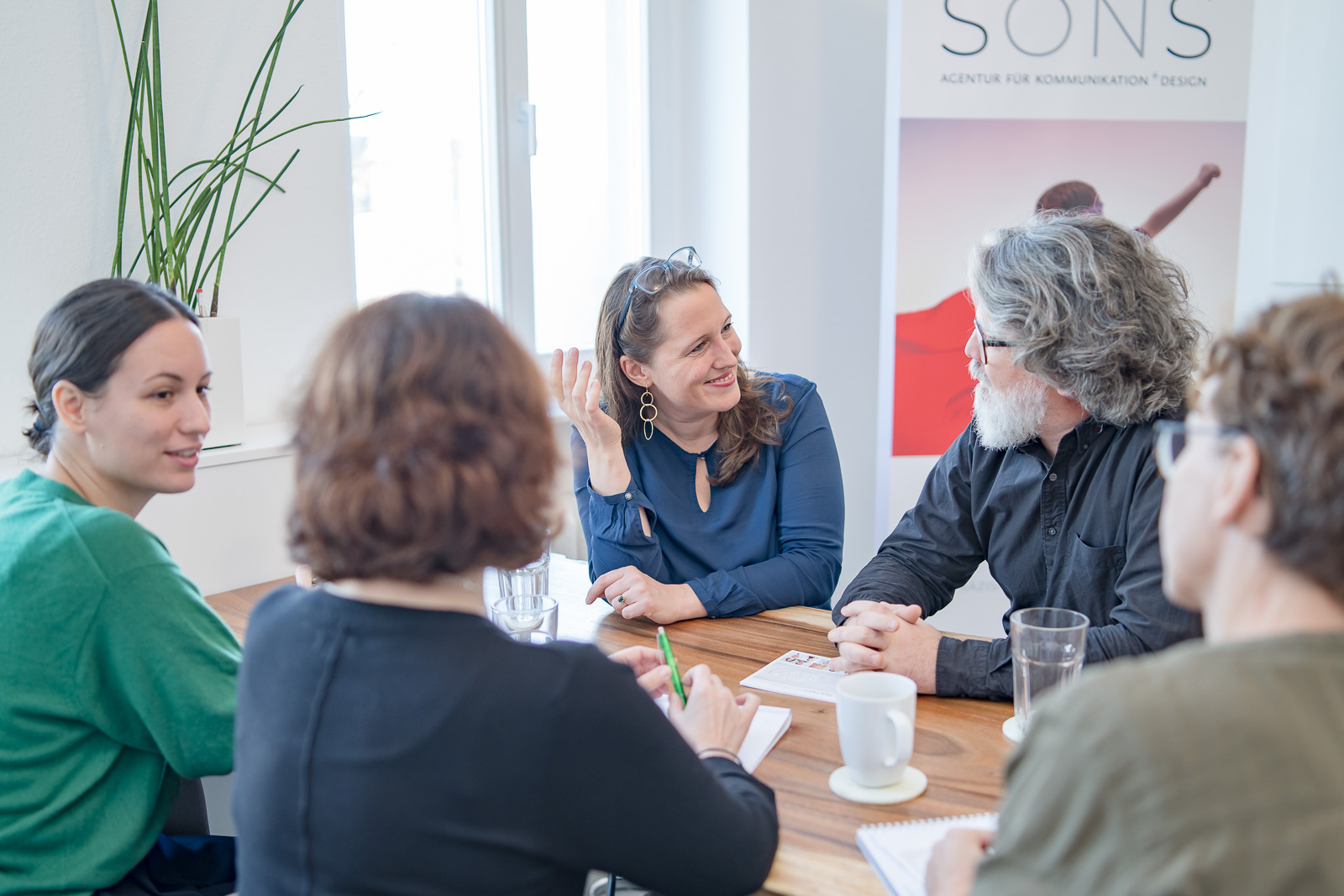 Teambesprechung - Bernadett Yehdou Fotografin Unternehmensreportage - Werbeagentur Verena Sons