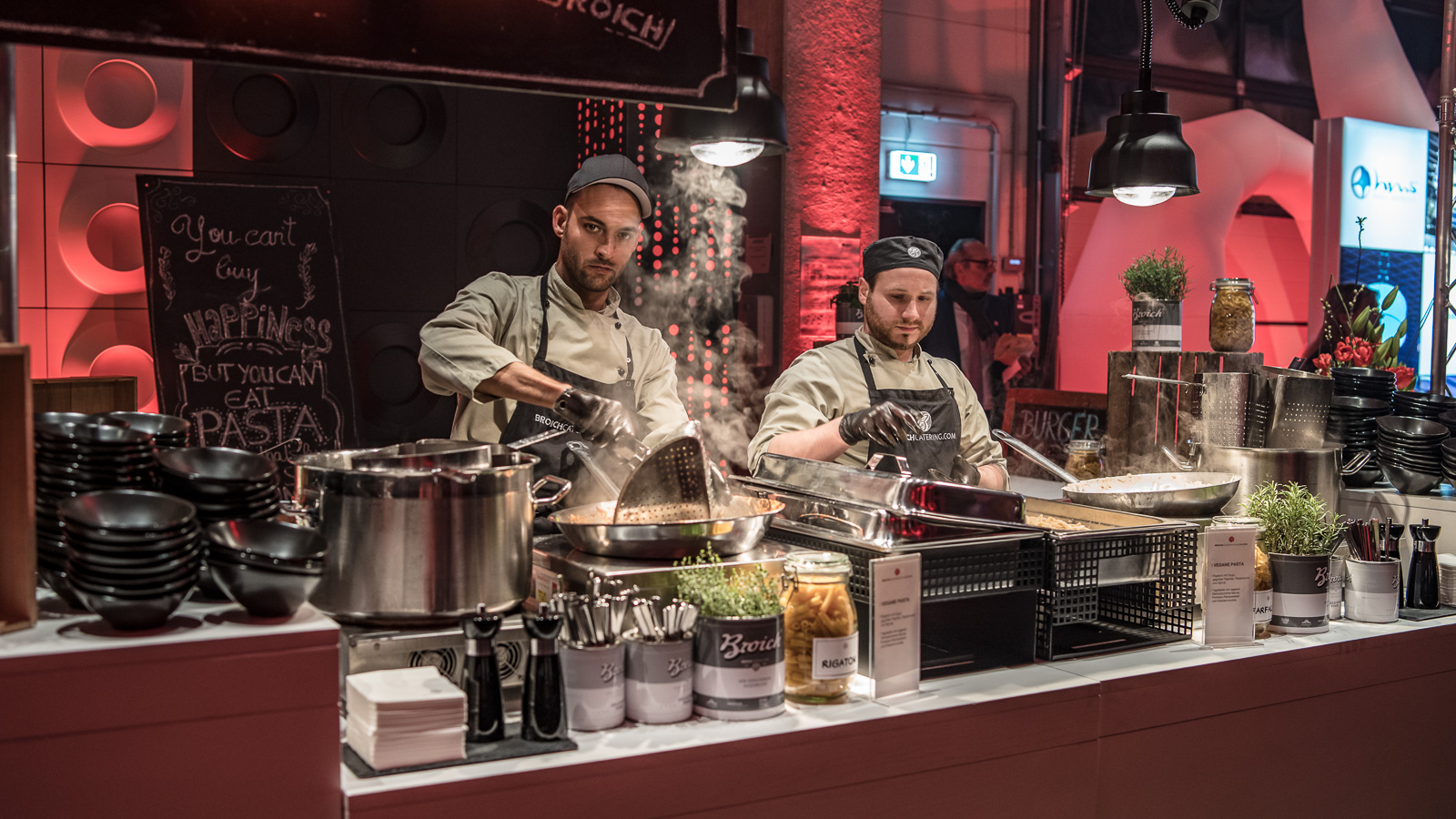 Eventfotografie-Veranstaltungsfotograf Bernadett Yehdou - Profimiet Firmenjubiläum - Catering schaut in Kochtopf