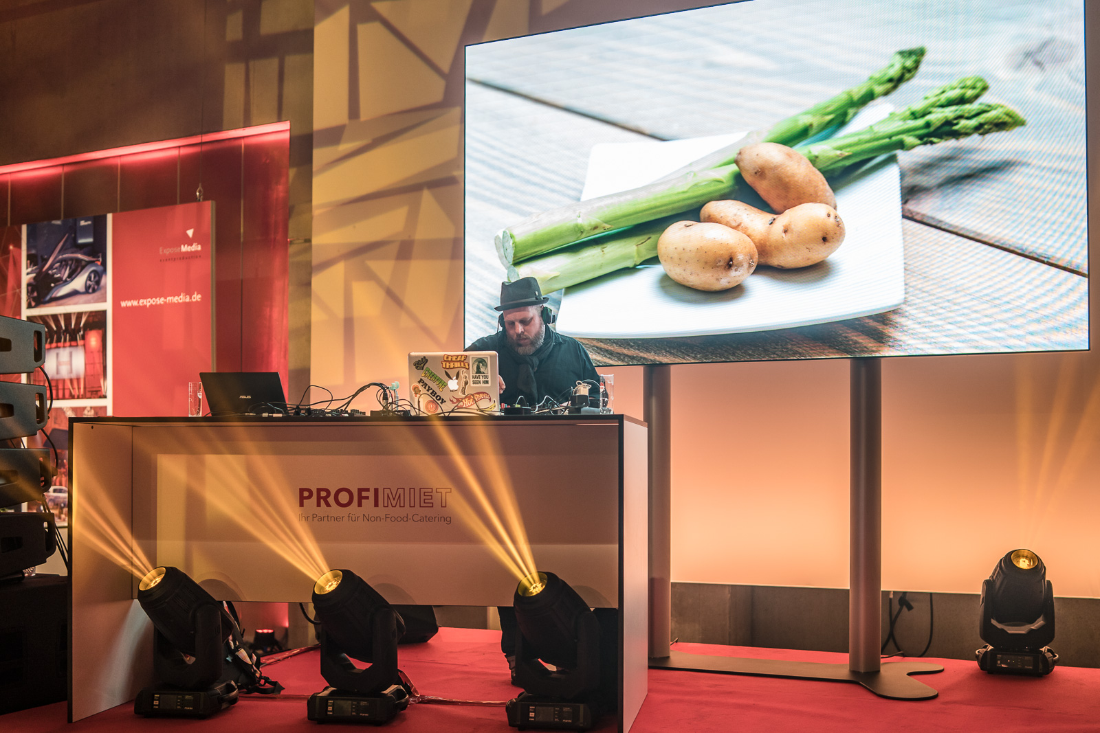 Eventfotografie-Veranstaltungsfotograf Bernadett Yehdou - Profimiet Firmenjubiläum - DJ legt Musik auf