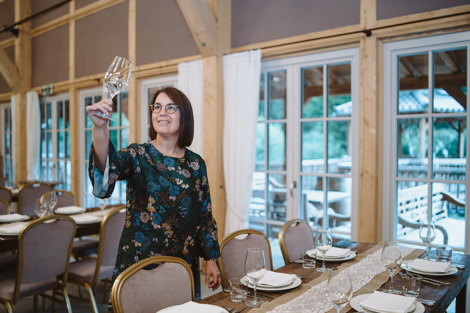 Iris Krolop Weddingplanerin checkt Gläser - Hochzeitsfotografin Bernadett Yehdou