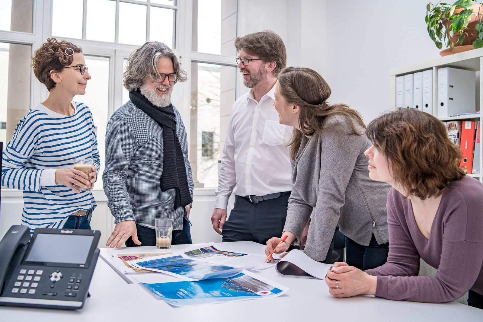 Businessporträts Teambesprechung - Bernadett Yehdou Fotograf aus Bonn - Werbeagentur Verena Sons