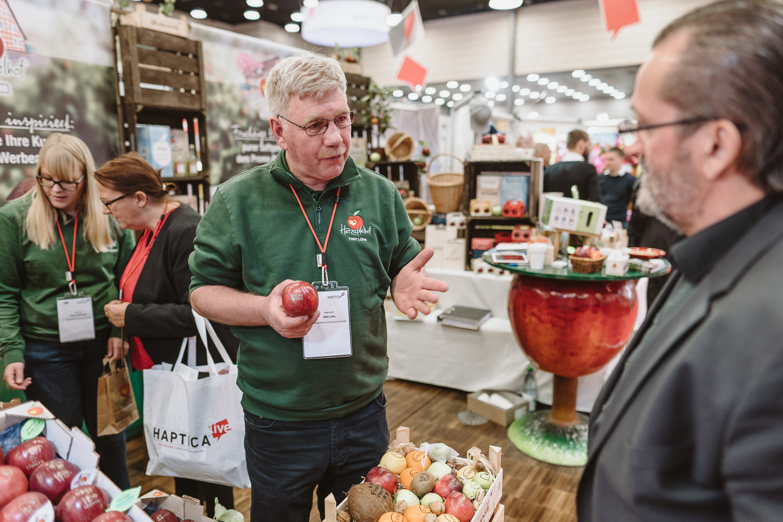 Fotografin Bonn - Messe Haptica  - Messegespräch mit Apfel