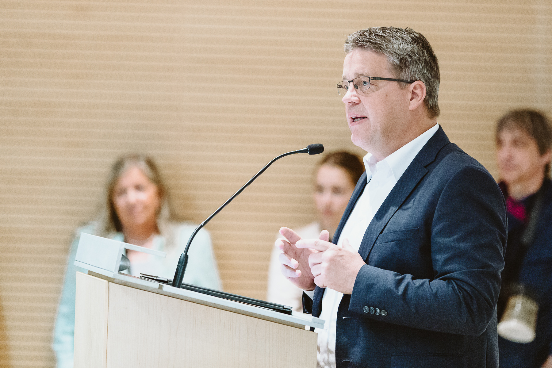 Kongressfotografie - women&work - Staatssekretär Mathias Samson zur Eröffnungsrede