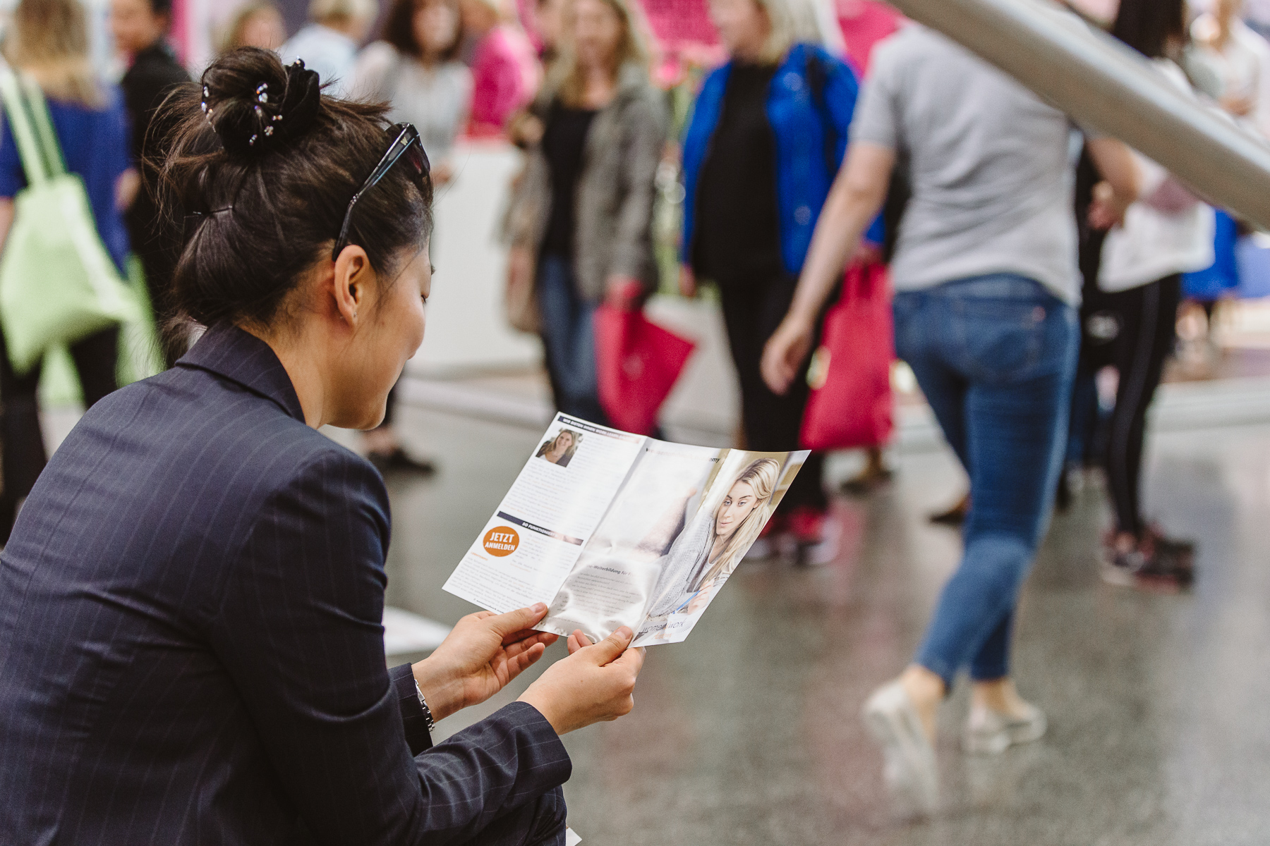 women&work- Kongressfotografie- Frau liest in Broschüre