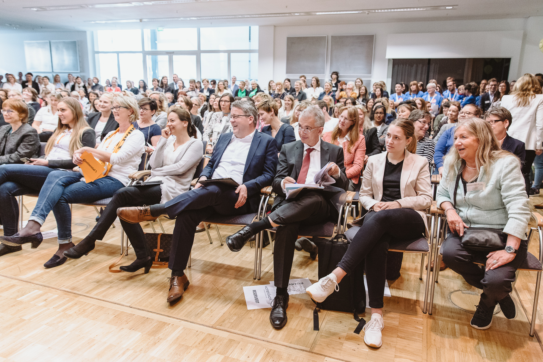 Kongressfotografie - women&work - Feldmann und Samson bei der Eröffnungsrede im Vortragssaal