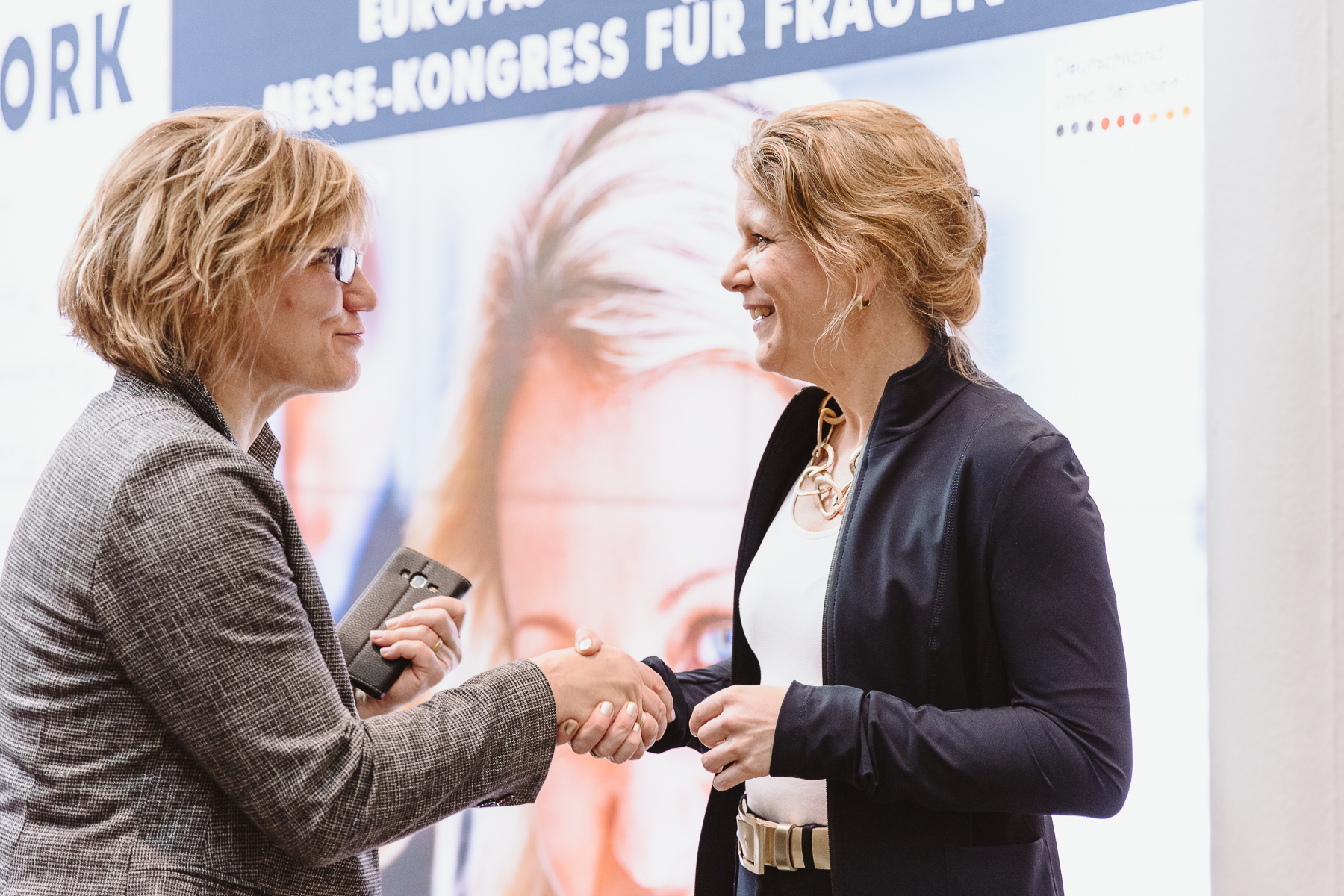 Kongressfotografie - women&work - Melanie Vogel schüttelt Hand einer Buchleserin