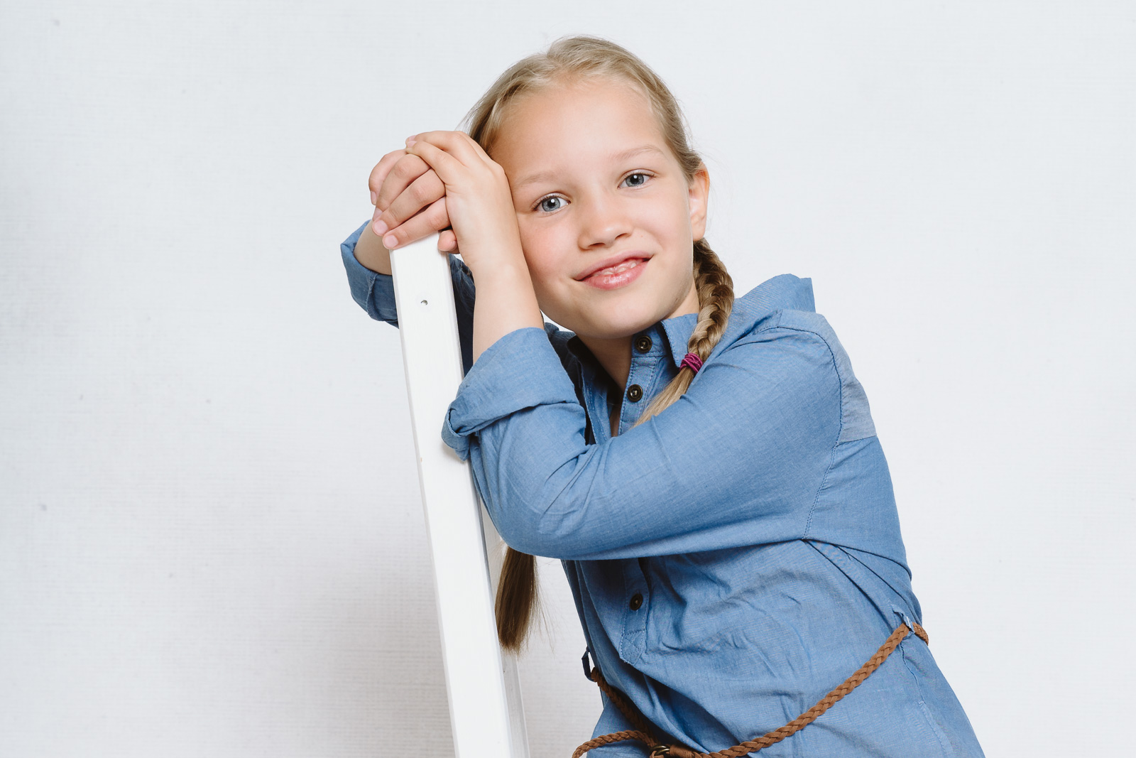 Kind sitzt auf Stuhl-Kindergartenfotografin aus Bonn