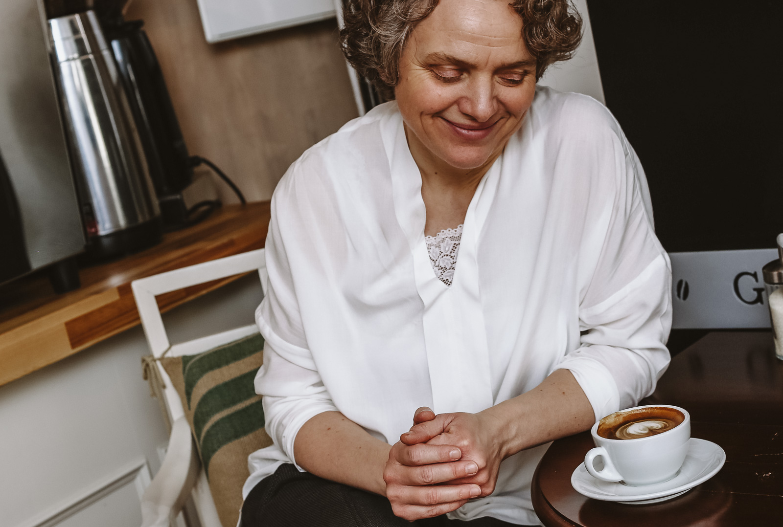 Unternehmensfotografie Yehdou Kaffeerösterin schaut auf Kaffee