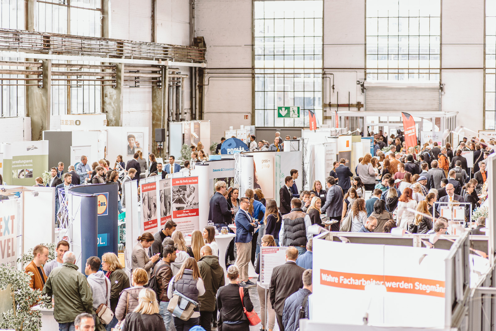 natürliche Reportagefotografie auf Messe - volle Messehalle