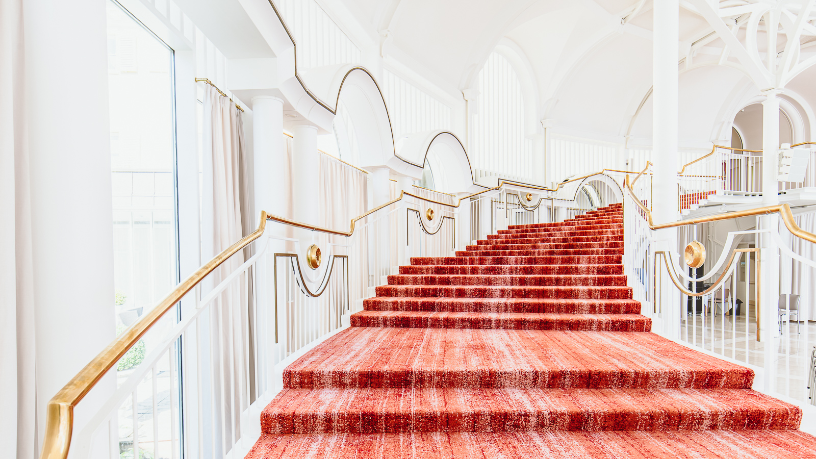 Bernadett Yehdou Fotografie Bonn - Steigenberger Hotel Immobilienfotografie -roter Teppich