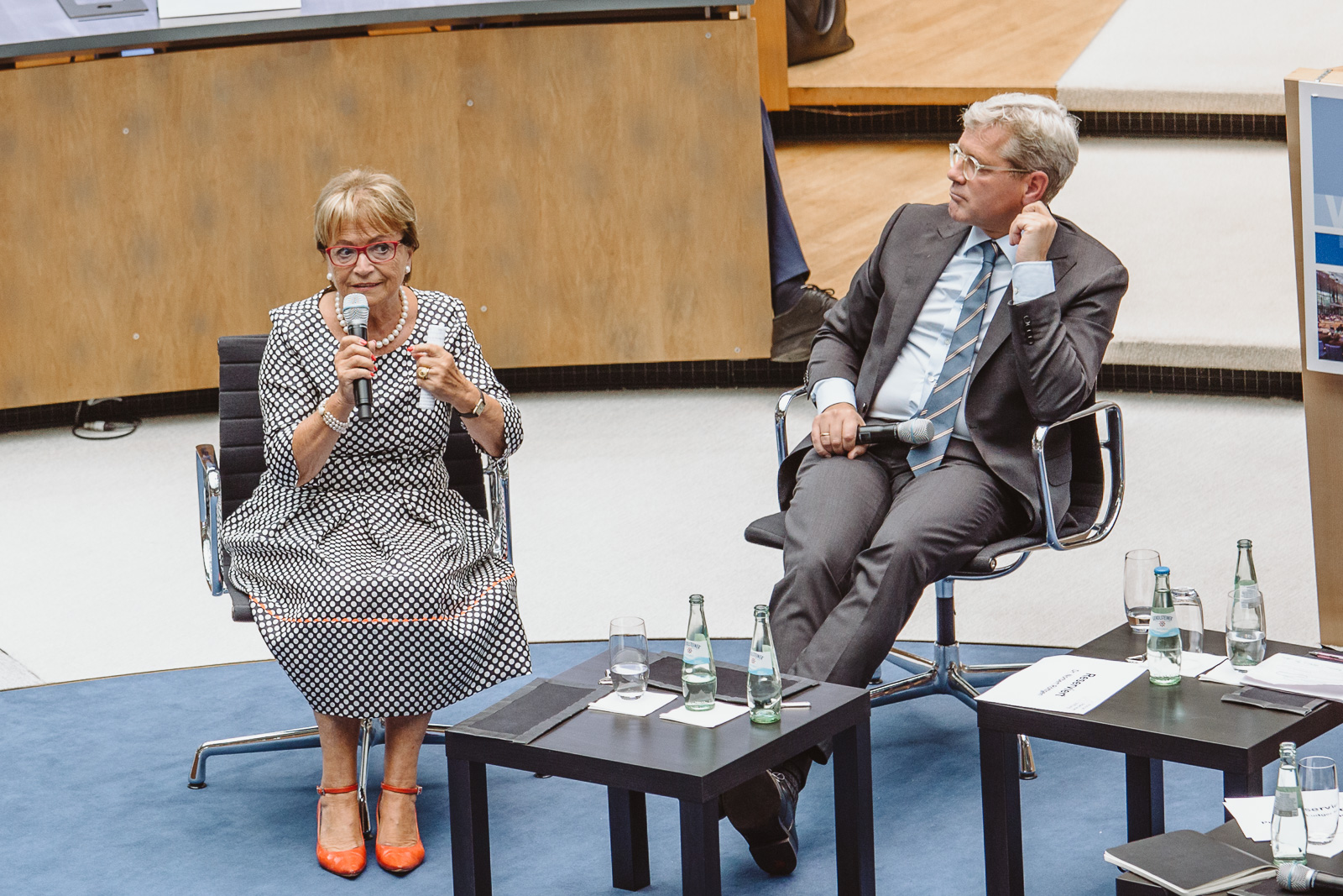 Konferenzfotografie - Dr. Norbert Röttgen hört zu - Wasserwerkgespräch der Konrad-Adenauer-Stifung